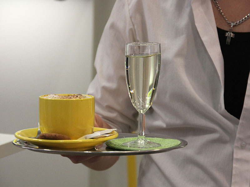 Im Friseursalon Lela & Yvonne sind wir um Ihr leibliches Wohl bemüht. Ein Kaffe und eine Beraten gehören zu unserem Service dazu.
