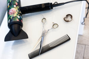 Friseurschere – Symbol für professionelles Haarschneiden im Friseursalon Lela & Yvonne in München.