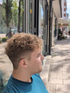 Männer mit moderner Dauerwelle – Friseursalon Lela & Yvonne.